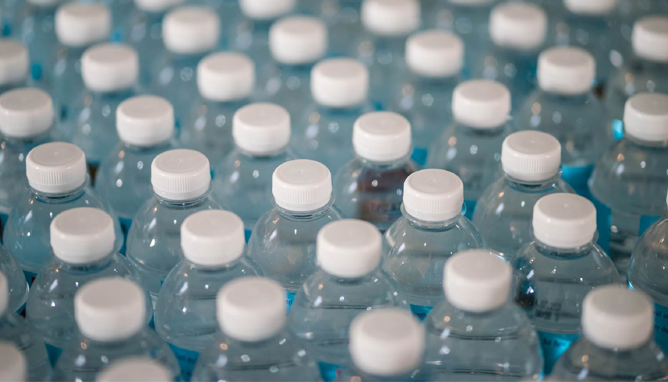 Botellas de agua de plástico